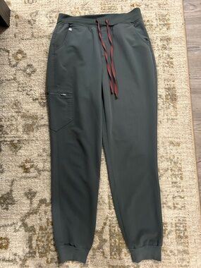 Figs Women’s Zamora Jogger Scrubs in Bonsai Medium Tall